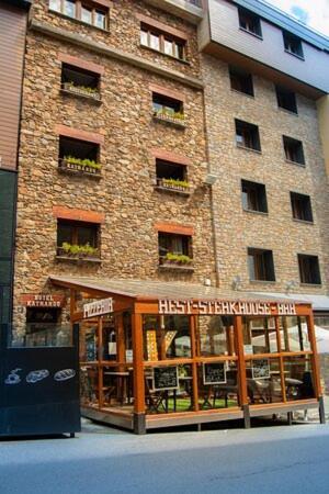 Hotel Kathmandu Pas De La Casa Bagian luar foto